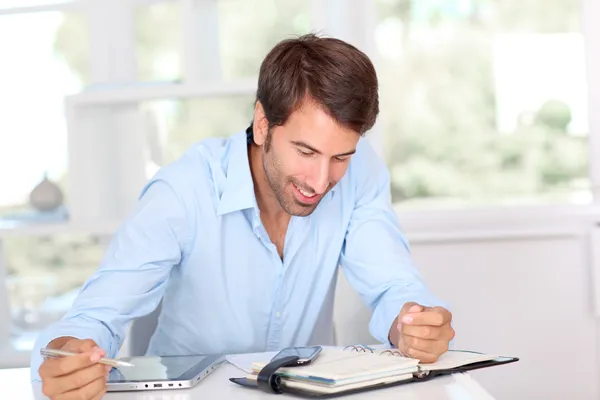 Man aan het werk op elektronische tablet in office — Stockfoto