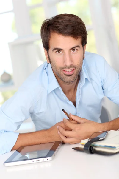 Mężczyzna pracujący na elektroniczny tablet w biurze — Zdjęcie stockowe
