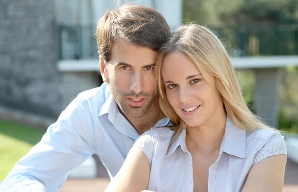 Retrato de jóvenes propietarios felices — Foto de Stock