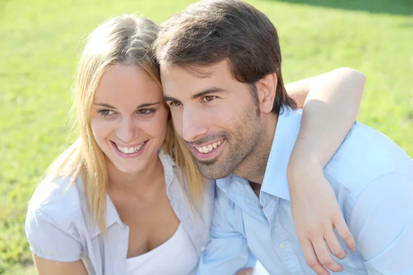 Glückliches junges Paar sitzt im Hof — Stockfoto