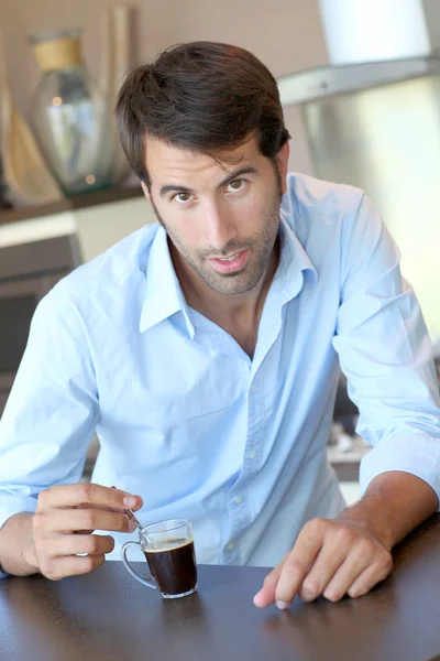 Hombre guapo tomando café en casa — Foto de Stock