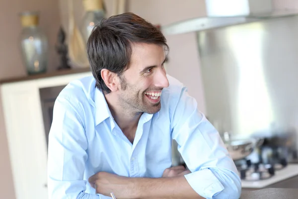 Sonriente hombre de pie en la cocina doméstica —  Fotos de Stock