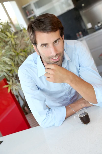 Hombre guapo tomando café en casa —  Fotos de Stock
