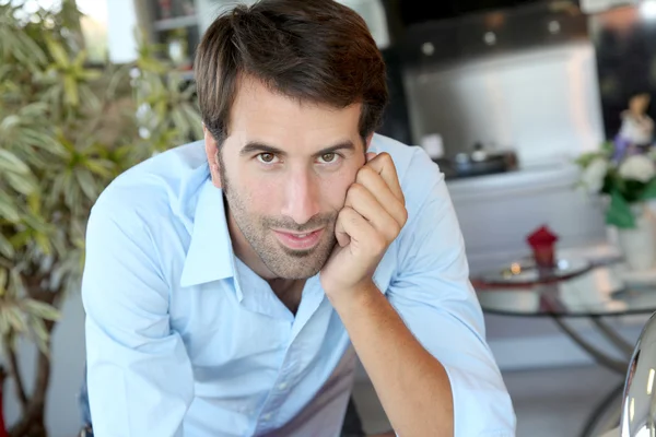 Smiling man standing in domestic kitchen — Stock Photo, Image