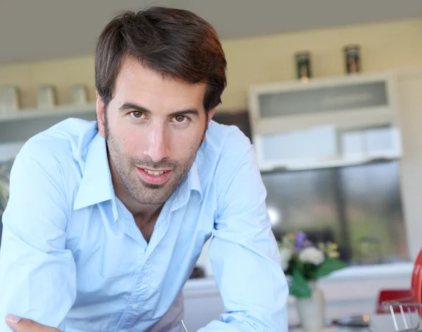Usmívající se muž, který stojí v domácí kuchyni — Stock fotografie