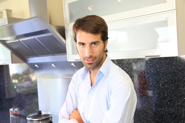 Uśmiechnięty mężczyzna stojący w domowej kuchni — Zdjęcie stockowe