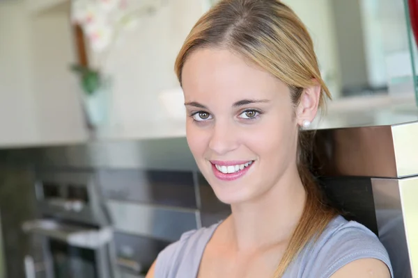 Jeune femme debout dans la cuisine — Photo