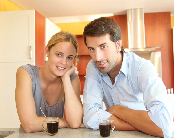 Feliz joven pareja de pie en casa cocina —  Fotos de Stock