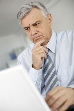 dizüstü bilgisayarda çalışma ofisinde kıdemli işadamı portresi