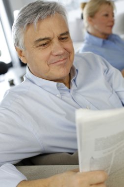 Komuta sizde, evde Gazete okurken