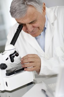 bilim adamı bu durumda laboratuar mikroskobu lens aracılığıyla arıyor