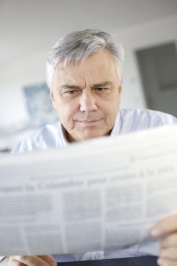 Üst düzey işadamı gazete okuyor.