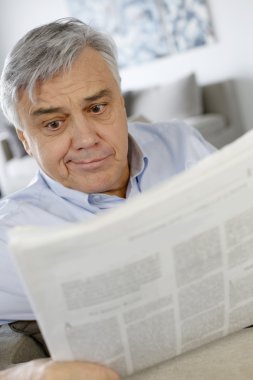 Komuta sizde şaşkın bakışla gazete okuma