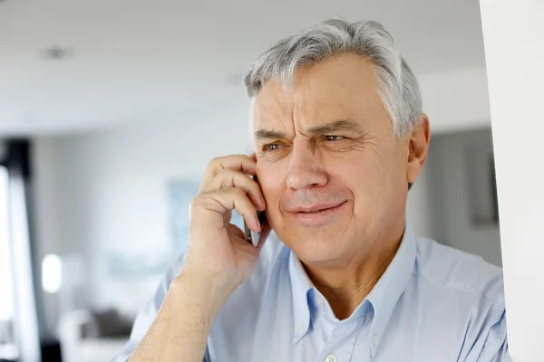 Homme âgé parlant sur un téléphone portable — Photo