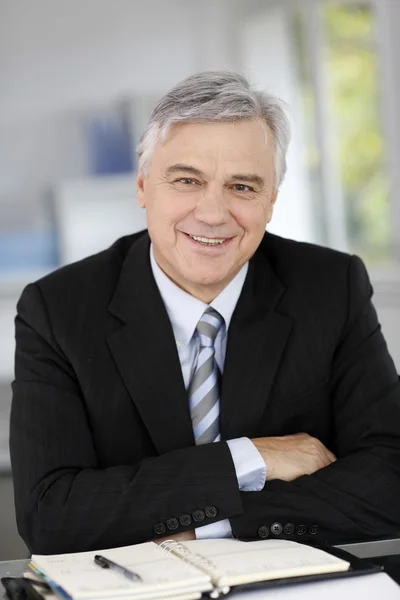 Portrait d'un homme d'affaires souriant avec les bras croisés — Photo