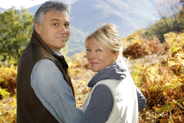 Porträtt av leende äldre par på landsbygden — Stockfoto
