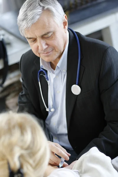 Doctor doing vaccination to patient — Stock Photo, Image