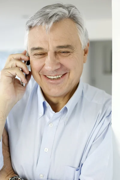 Homme âgé parlant sur un téléphone portable — Photo