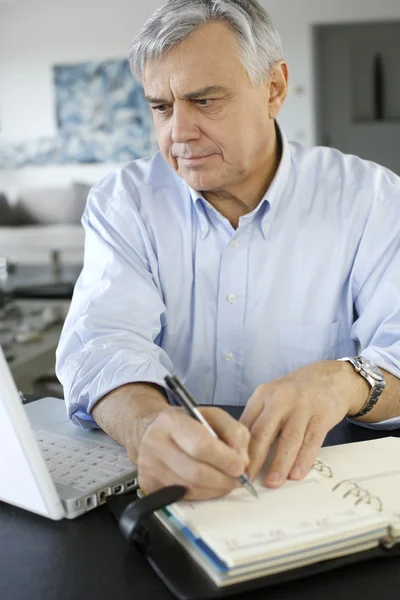 Senior affärsman arbeta hemifrån — Stockfoto