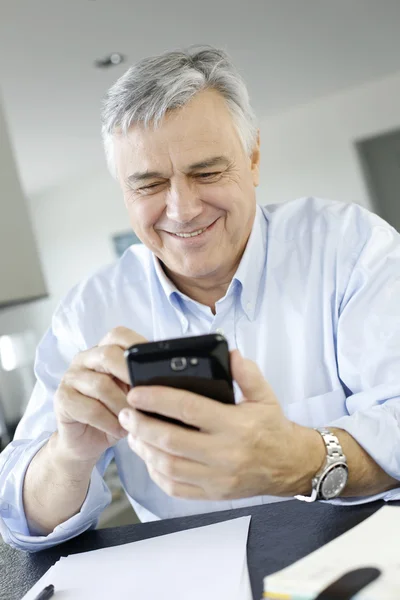 Ritratto di uomo d'affari anziano con smartphone — Foto Stock