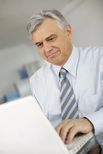 Senior businessman working on laptop computer — Stock Photo, Image