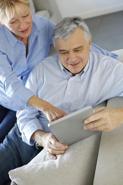 Moderna pareja de ancianos websurf en la tableta — Foto de Stock