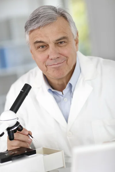 Retrato del médico senior en biología trabajando en laboratorio — Foto de Stock