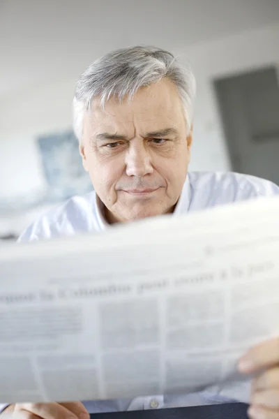 Empresário sênior lendo jornal — Fotografia de Stock