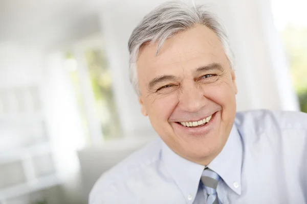 Porträtt av leende senior affärsman — Stockfoto