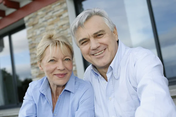 Glad äldre par tittar på kameran — Stockfoto
