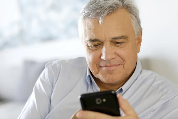 Retrato del hombre mayor usando un teléfono inteligente — Foto de Stock