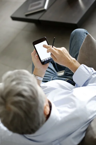 Visão traseira do homem sênior usando smartphone — Fotografia de Stock