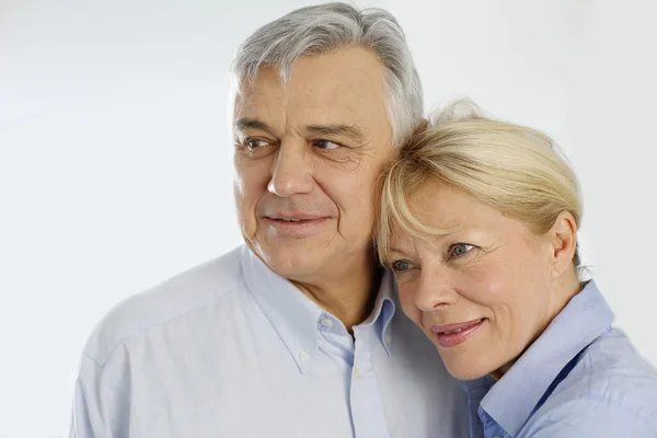 自宅で陽気な年配のカップルの肖像画 — ストック写真