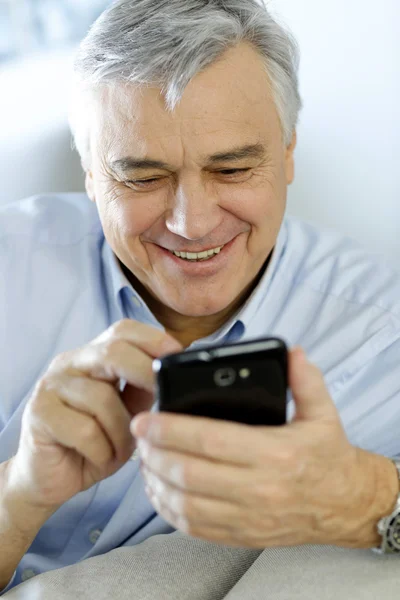 Retrato de homem sênior usando smartphone — Fotografia de Stock