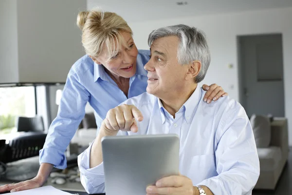 Couple âgé regardant le compte bancaire sur tablette numérique — Photo