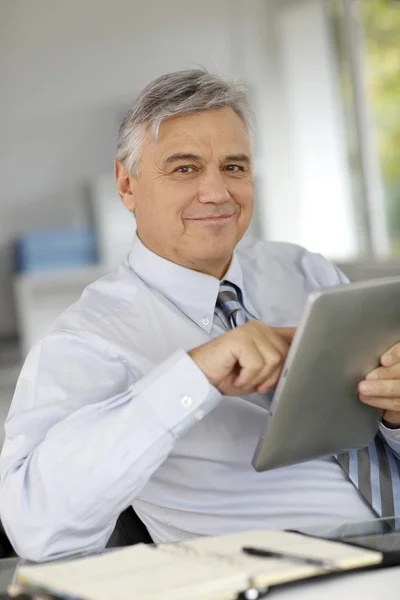 Hombre de negocios sénior en la oficina usando tableta — Foto de Stock