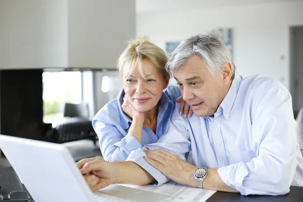 Senior couple connected with family on internet — Stock Photo, Image