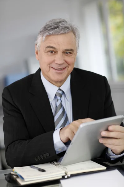 Retrato del hombre de negocios sénior en el cargo usando tableta —  Fotos de Stock