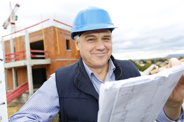 Építkezés vezetője ellenőrzésére building projekt oldalon — Stock Fotó