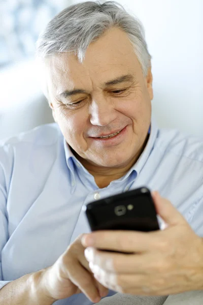 Portrait of senior man using smartphone — Stock Photo, Image