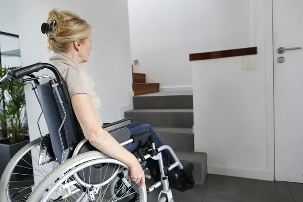 Portret senior kobieta na wózku inwalidzkim — Zdjęcie stockowe