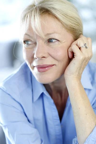 Primo piano della donna anziana con camicia blu — Foto Stock