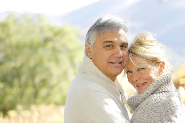 Couple sénior s'embrassant à la campagne — Photo