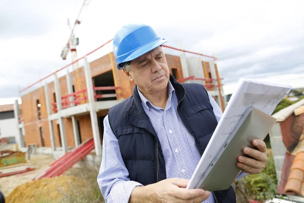 Bauunternehmer nutzt digitales Tablet — Stockfoto