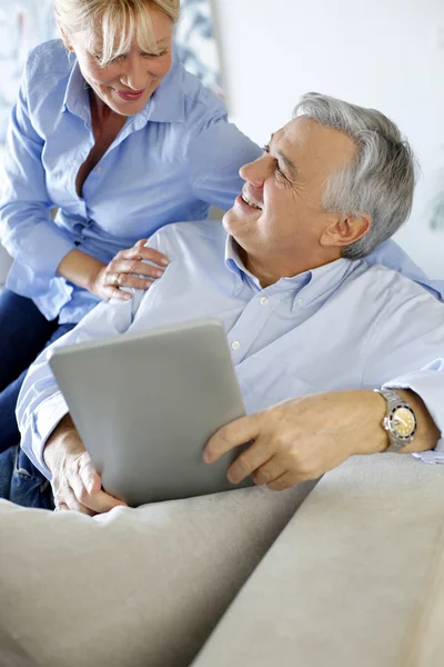 Moderna pareja de ancianos websurf en la tableta — Foto de Stock