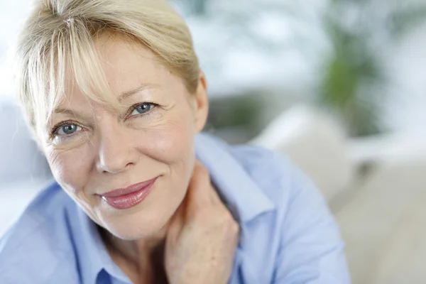 Close-up van senior vrouw met blauw shirt — Stockfoto