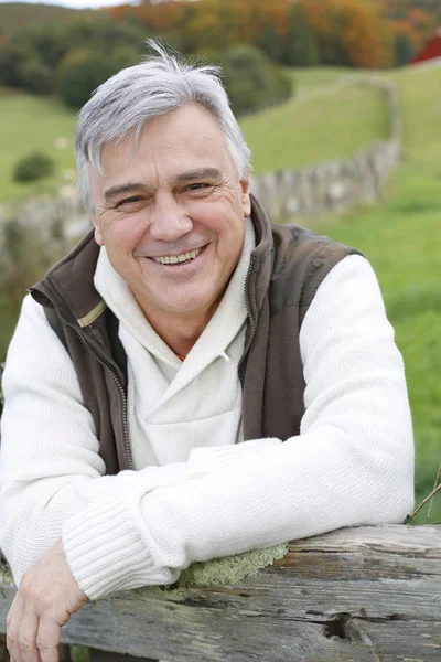 Retrato del hombre mayor de pie en el campo —  Fotos de Stock