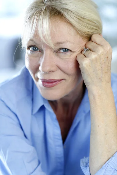 Gros plan de la femme âgée avec chemise bleue — Photo