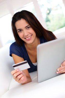 esmer kız dijital tablet ile online alışveriş yaparken