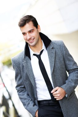 trendy etkin adam şehirde yürüyüş